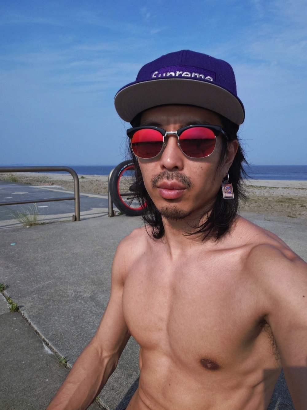 パープル系のキャップ、その他のチャーム、ブラウン系のファッション雑貨を着用したメンズの夏コーディネートの3枚目の写真