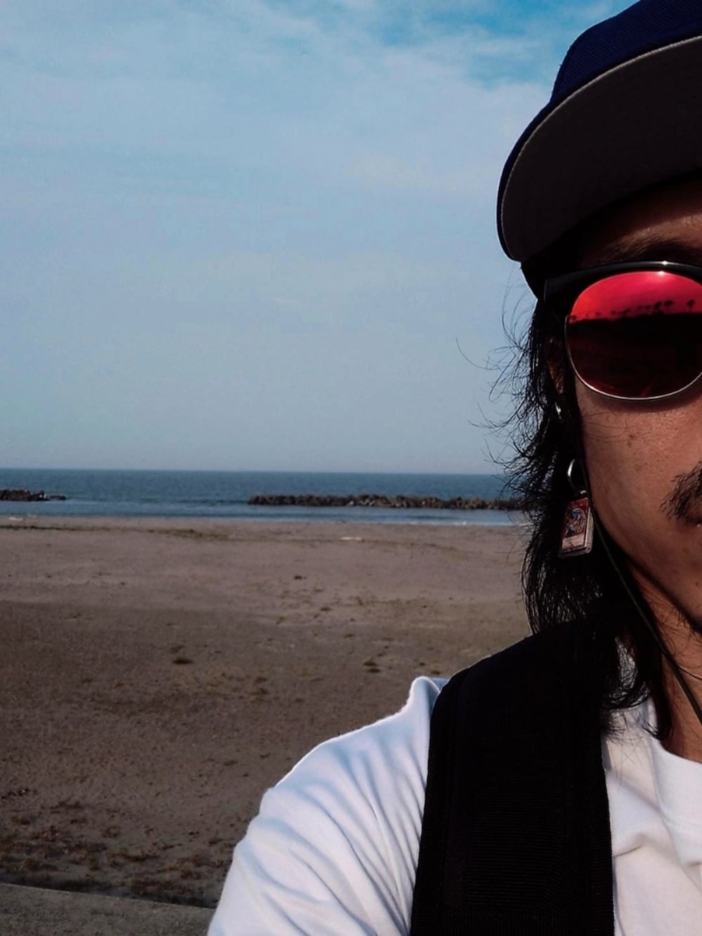 パープル系のキャップ、その他のチャーム、ブラウン系のファッション雑貨を着用したメンズの夏コーディネートの2枚目の写真