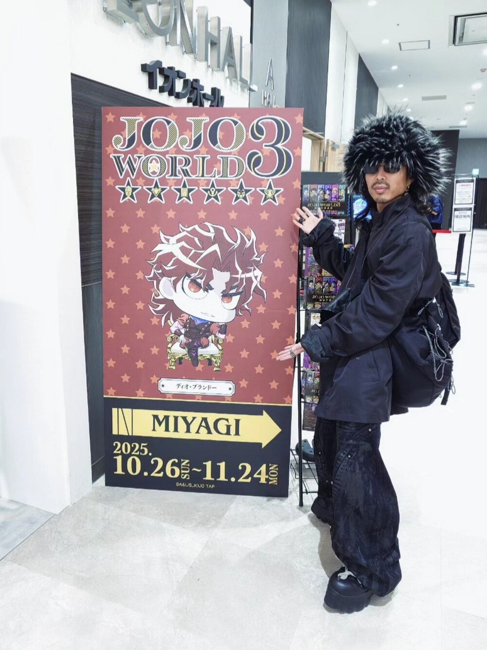 ブラック系のナイロンジャケット、ブラック系のショルダーバッグ、ブラック系のデニムパンツを着用したメンズの秋コーディネートの2枚目の写真