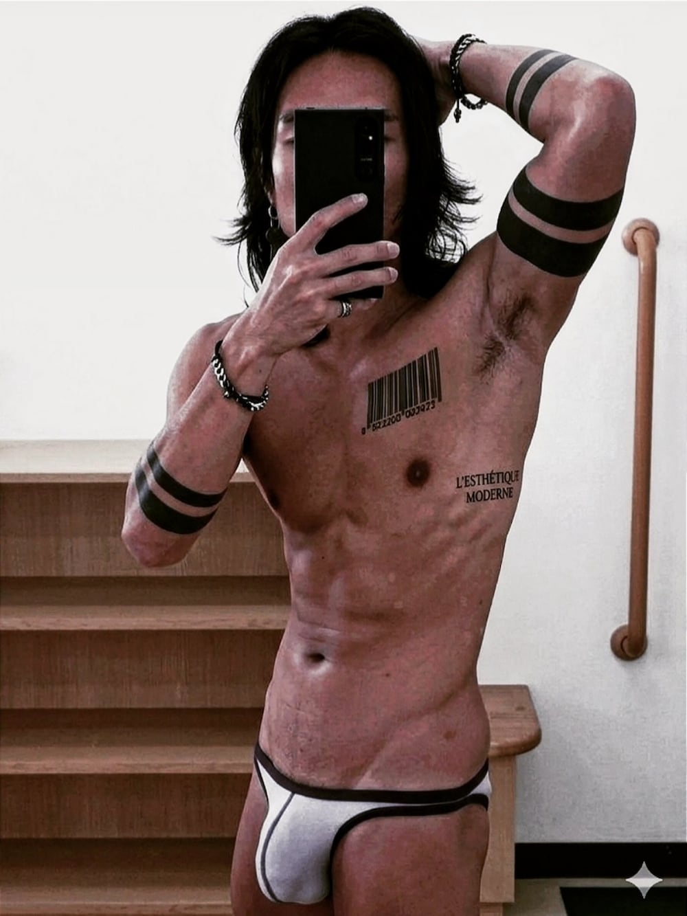 パープル系のブリーフ、その他のブレスレット、シルバー系のピアス（片耳用）を着用したメンズの春コーディネートの3枚目の写真