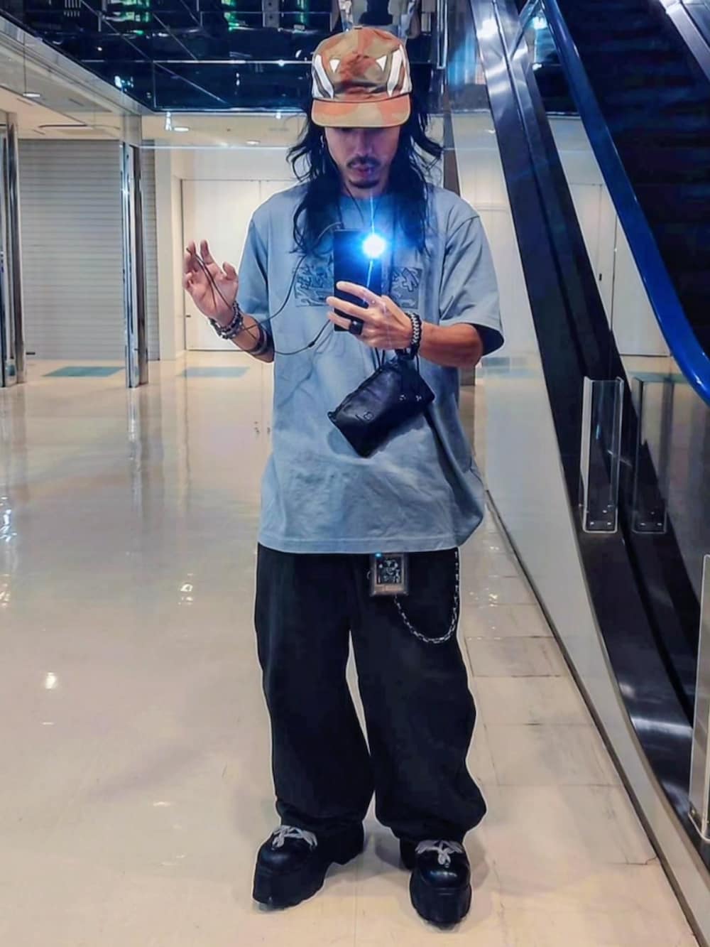 グリーン系のその他パンツ、グレー系のTシャツ/カットソー、ブラック系のブーツを着用したメンズの秋コーディネートの2枚目の写真