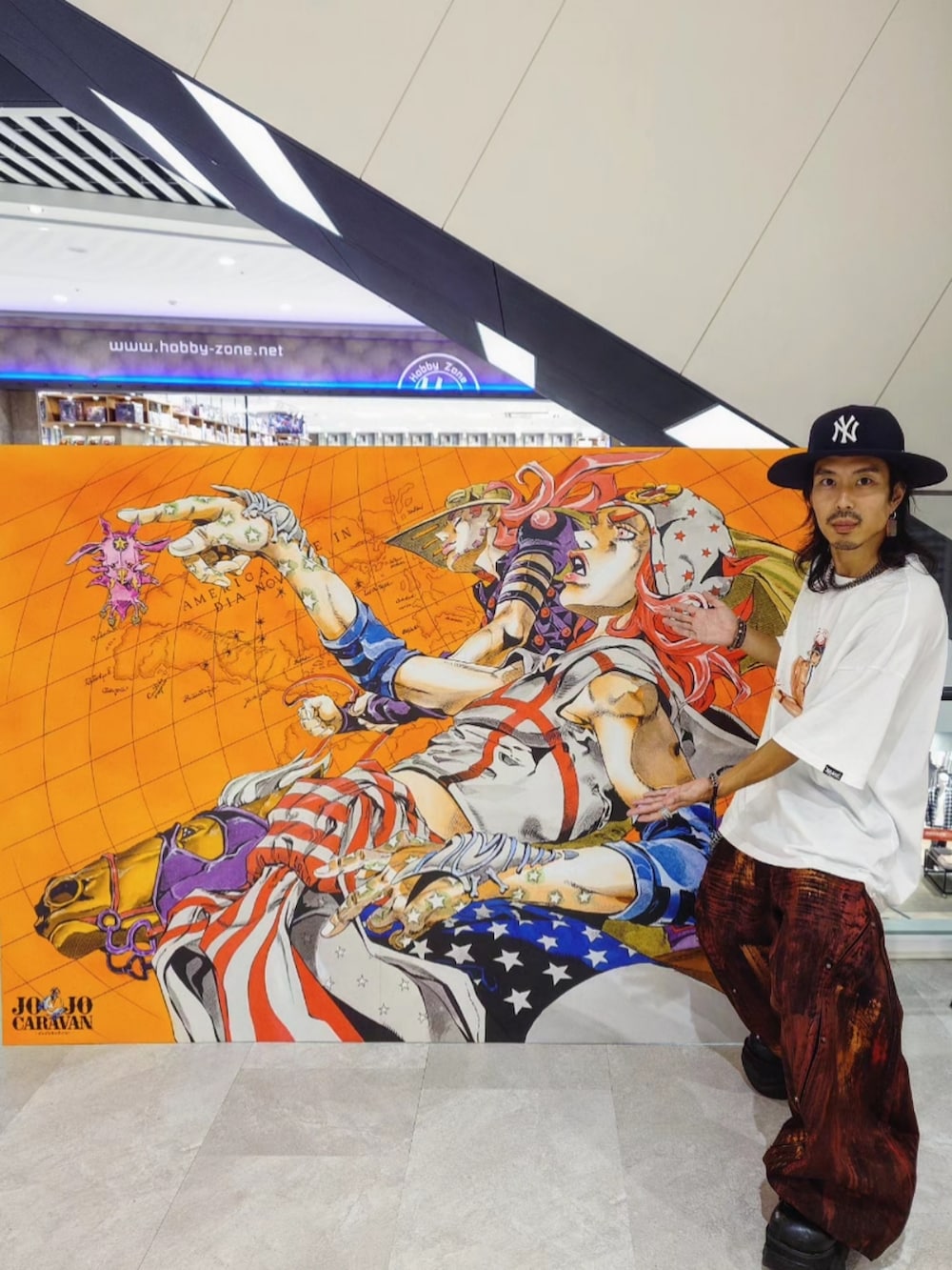 ホワイト系のTシャツ/カットソー、レッド系のデニムパンツ、ブラック系のシューズを着用したメンズの秋コーディネートの2枚目の写真