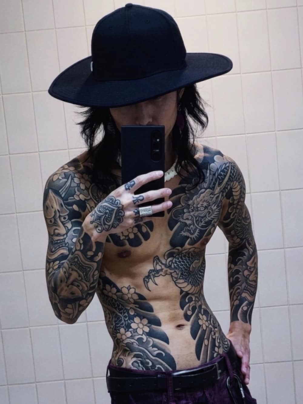 ブラック系のデニムパンツ、グリーン系のボクサーパンツ、シルバー系のウォレットチェーンを着用したメンズの春コーディネートの3枚目の写真