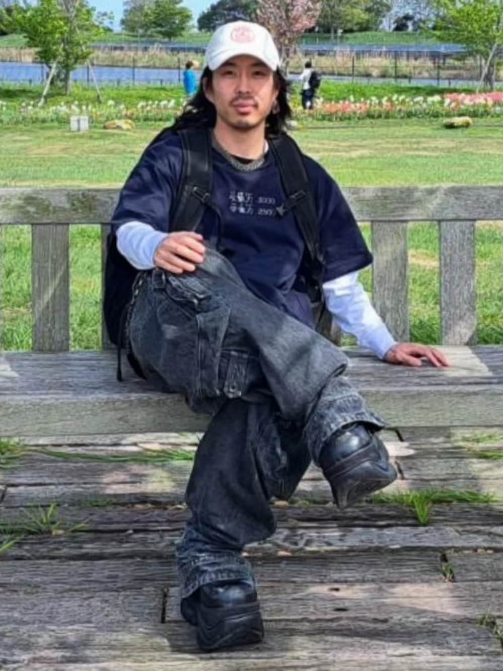 ブルー系のパンツ、ブラック系のシューズ、ブルー系のTシャツ/カットソーを着用したメンズの春コーディネートの2枚目の写真