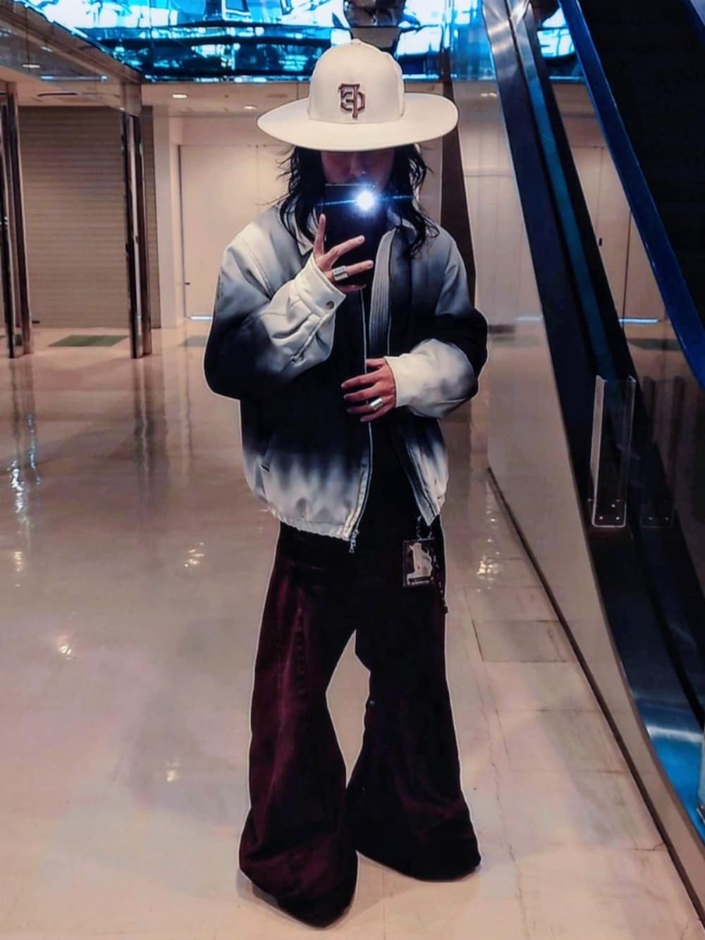 ピンク系のデニムパンツ、その他のブルゾン、ブラック系のブーツを着用したメンズの春コーディネートの2枚目の写真