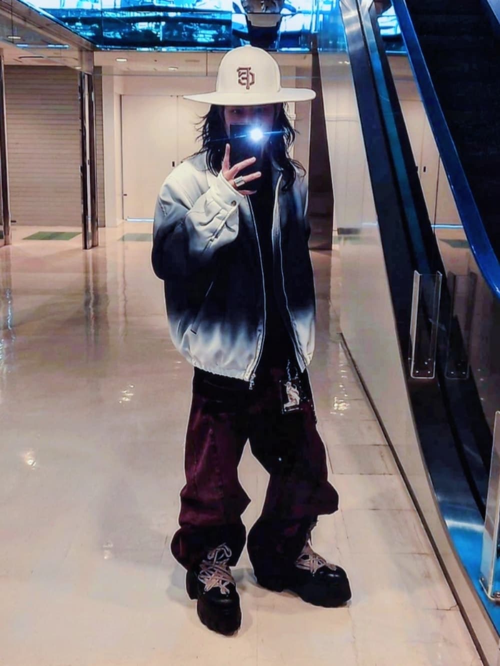 ピンク系のデニムパンツ、その他のブルゾン、ブラック系のブーツを着用したメンズの春コーディネートの3枚目の写真