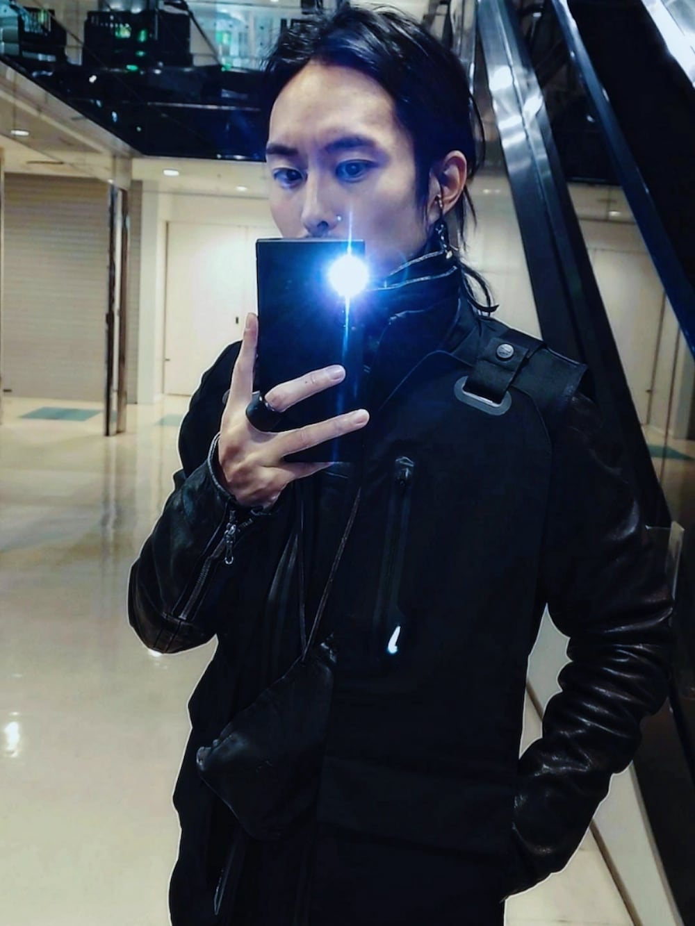 ブラック系のブーツ、ブラック系のジャケット/アウター、ブラック系のライダースジャケットを着用したメンズの春コーディネートの3枚目の写真