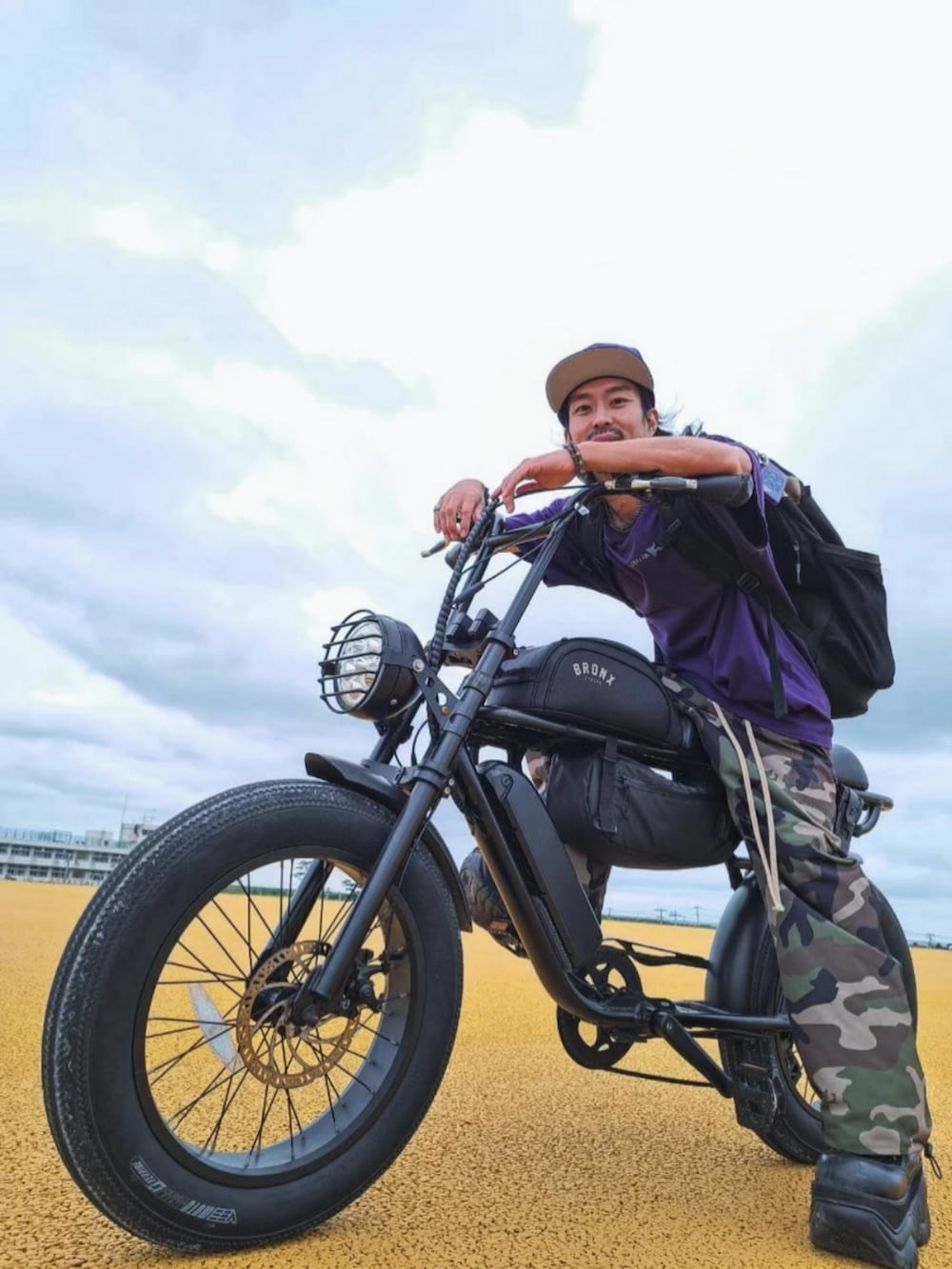 パープル系のTシャツ/カットソー、その他のカーゴパンツ、ブラック系のシューズを着用したメンズの夏コーディネートの5枚目の写真