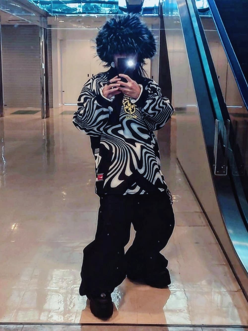 その他のジャージ、ブラック系のデニムパンツ、ブラック系のブーツを着用したメンズの春コーディネートの3枚目の写真