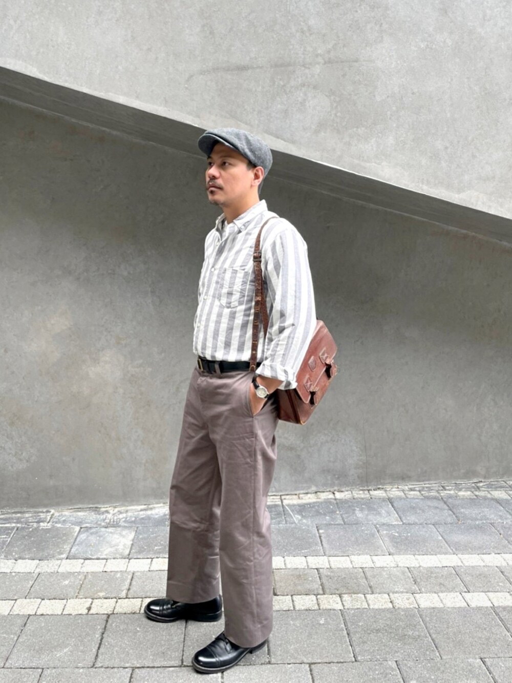 ブルー系のデニムパンツを着用したメンズの秋コーディネートの2枚目の写真