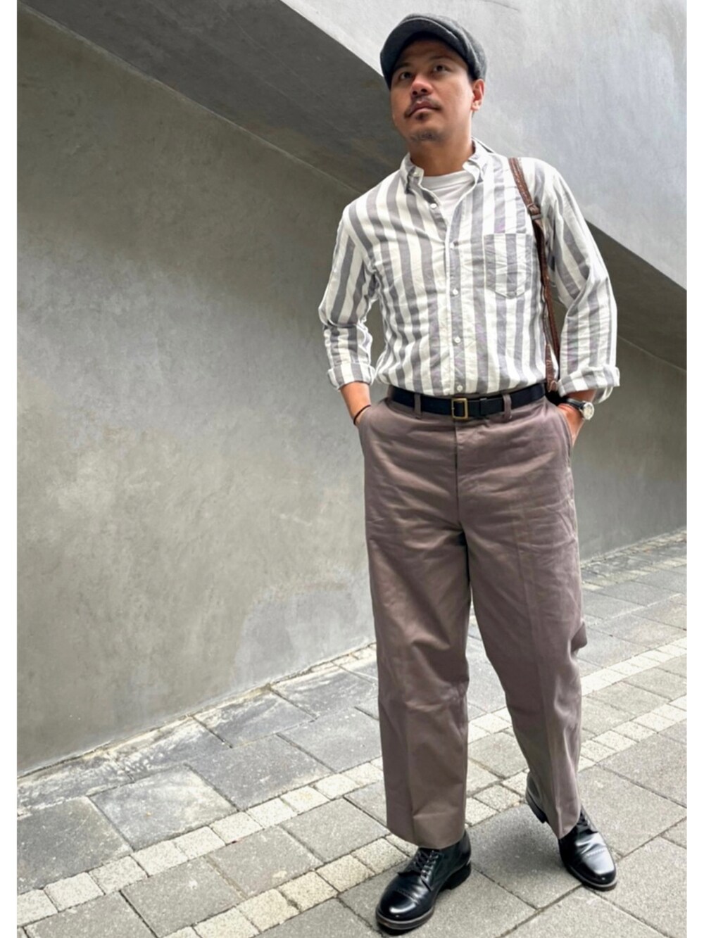 ブルー系のデニムパンツを着用したメンズの秋コーディネートの3枚目の写真