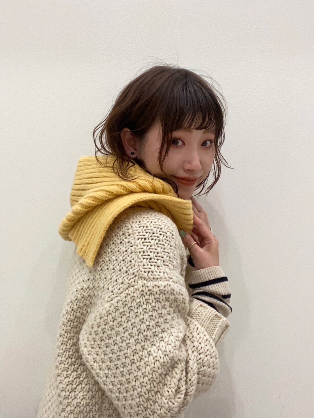 ホワイト系のニット/セーター、ホワイト系のニット/セーター、パープル系のパンツを着用したレディースの冬コーディネートの6枚目の写真