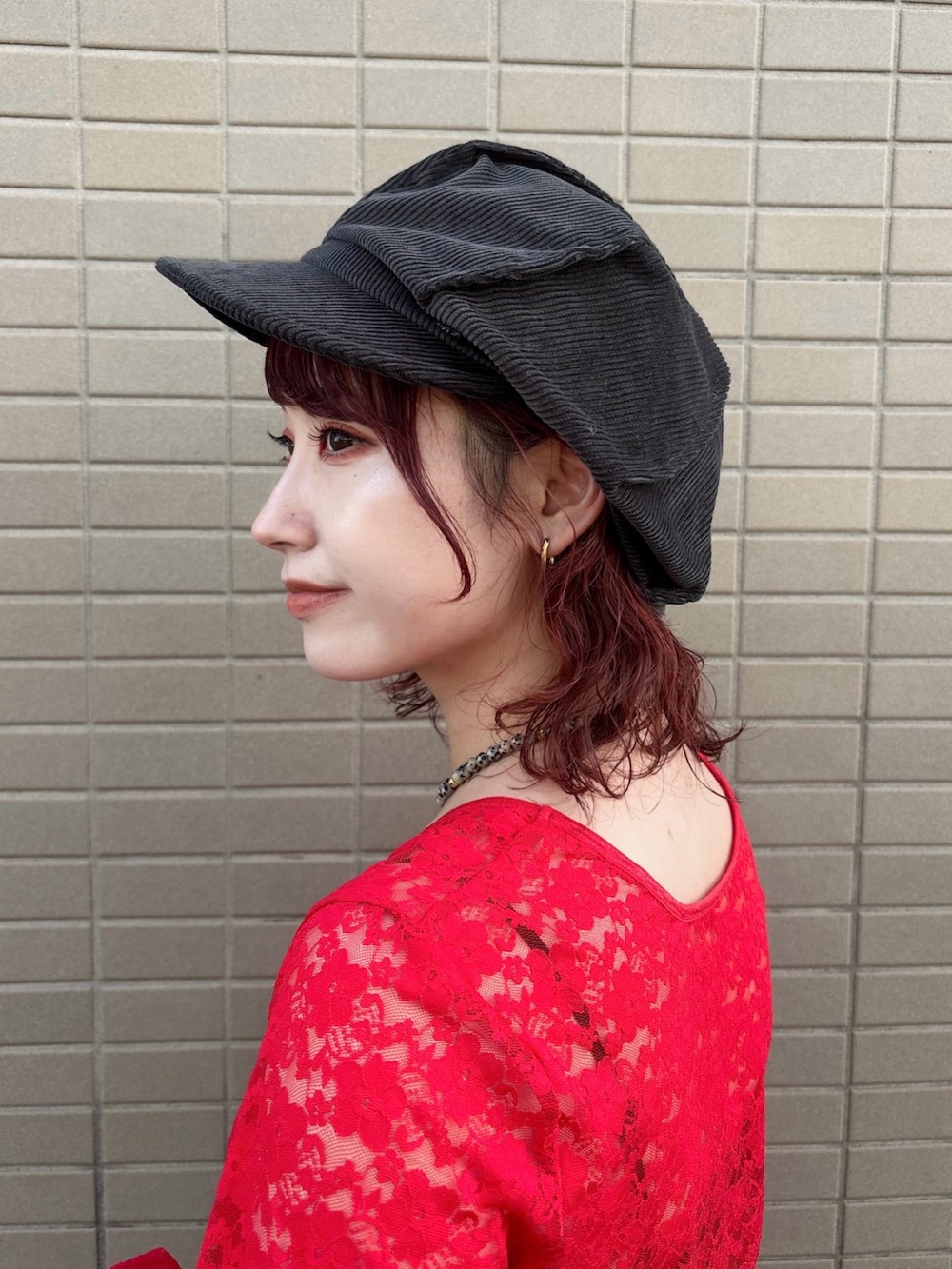 レッド系のTシャツ/カットソー、ブラック系のボディバッグ/ウエストポーチ、ピンク系のスウェットパンツを着用したレディースの夏コーディネートの2枚目の写真