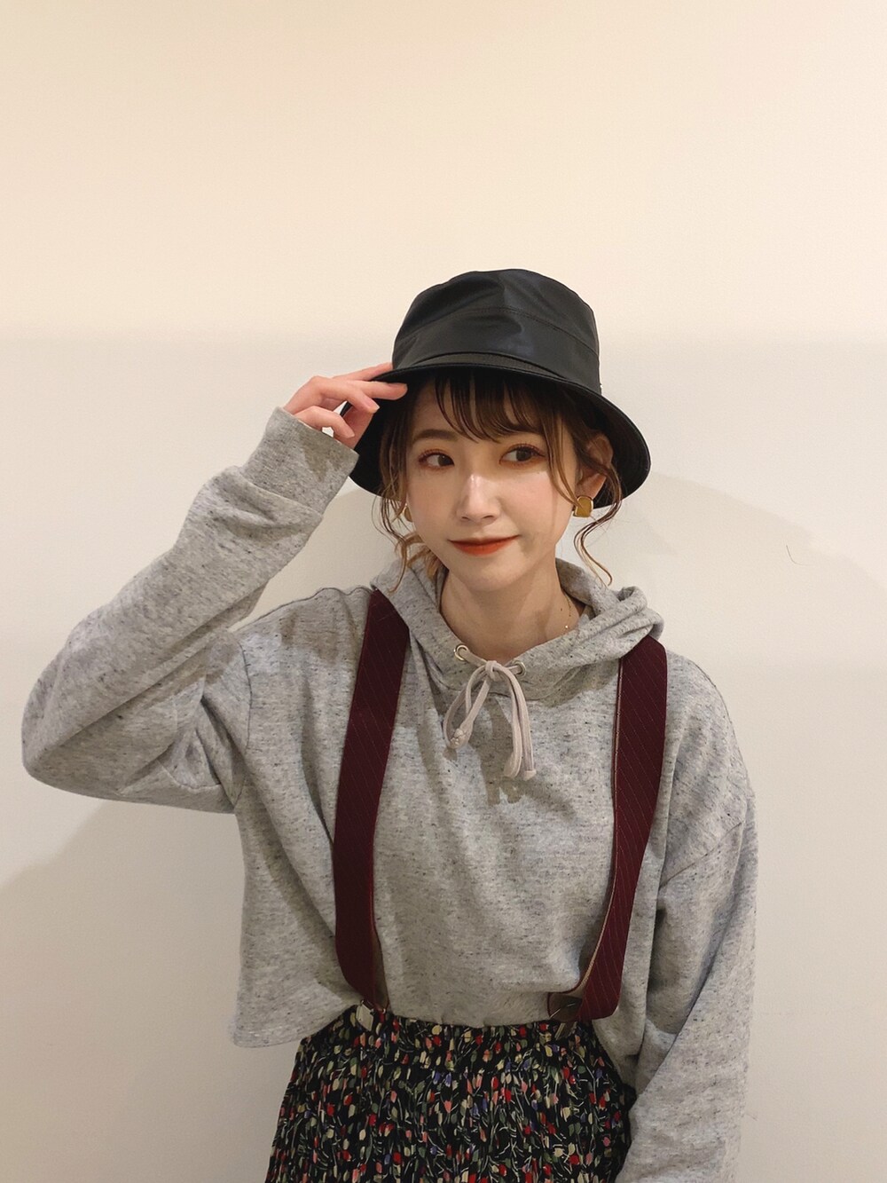 グレー系のパーカー、ブラック系のスカート、ブラック系のバレエシューズを着用したレディースの冬コーディネートの2枚目の写真