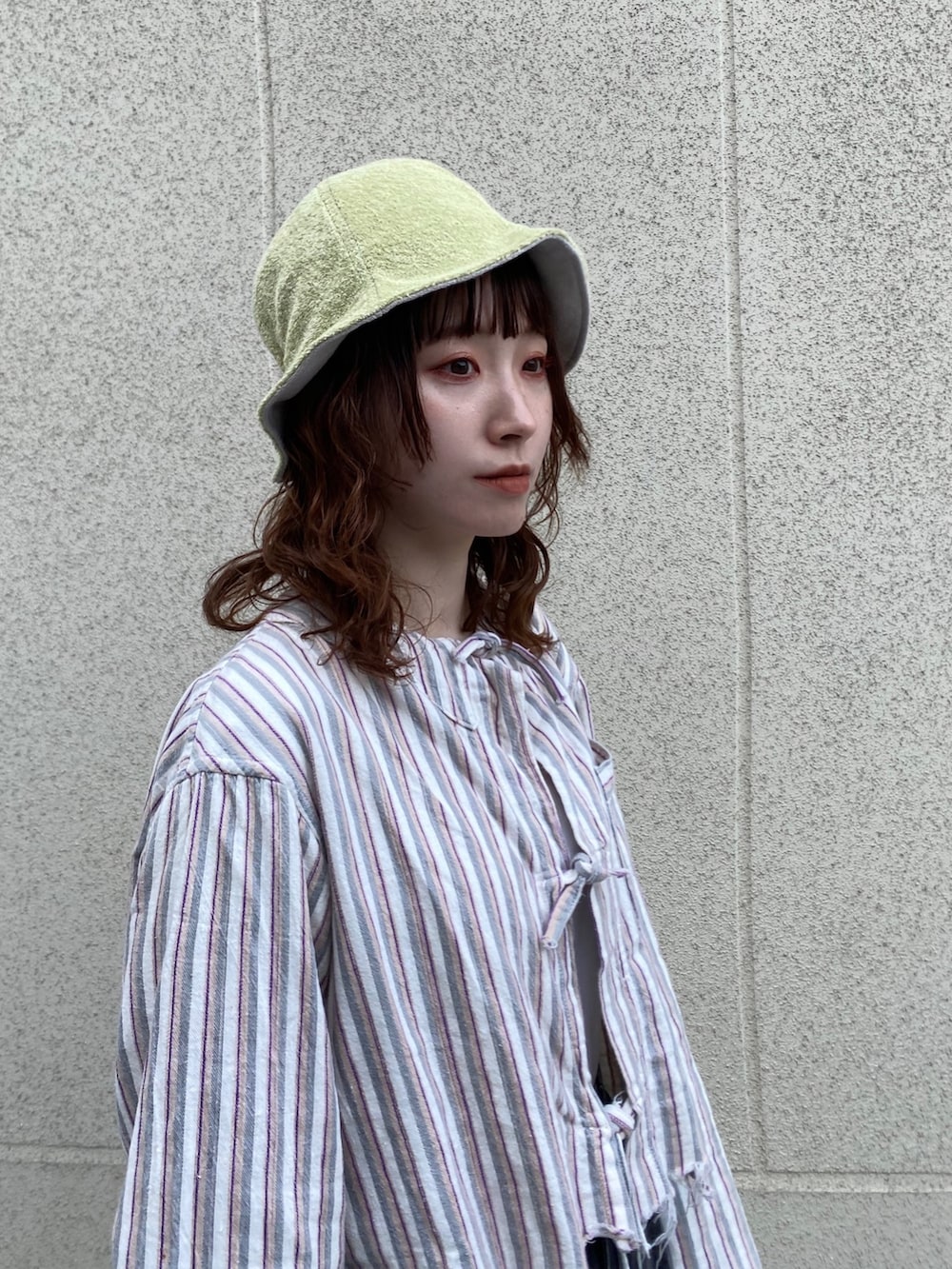 ホワイト系のテーラードジャケット、ホワイト系のシャツ/ブラウス、ブラック系のデニムパンツを着用したレディースの春コーディネートの2枚目の写真