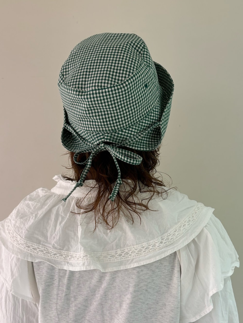 ホワイト系のシャツ/ブラウス、ホワイト系のTシャツ/カットソー、ブラウン系のパンツを着用したレディースの春コーディネートの7枚目の写真