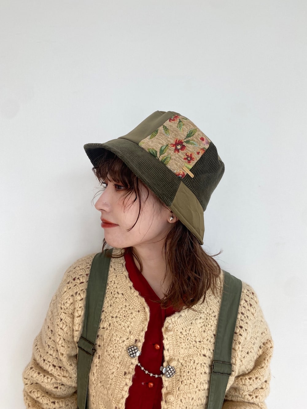 ベージュ系のオールインワン・サロペット、ベージュ系のニット/セーター、ブラック系のサンダルを着用したレディースの秋コーディネートの5枚目の写真