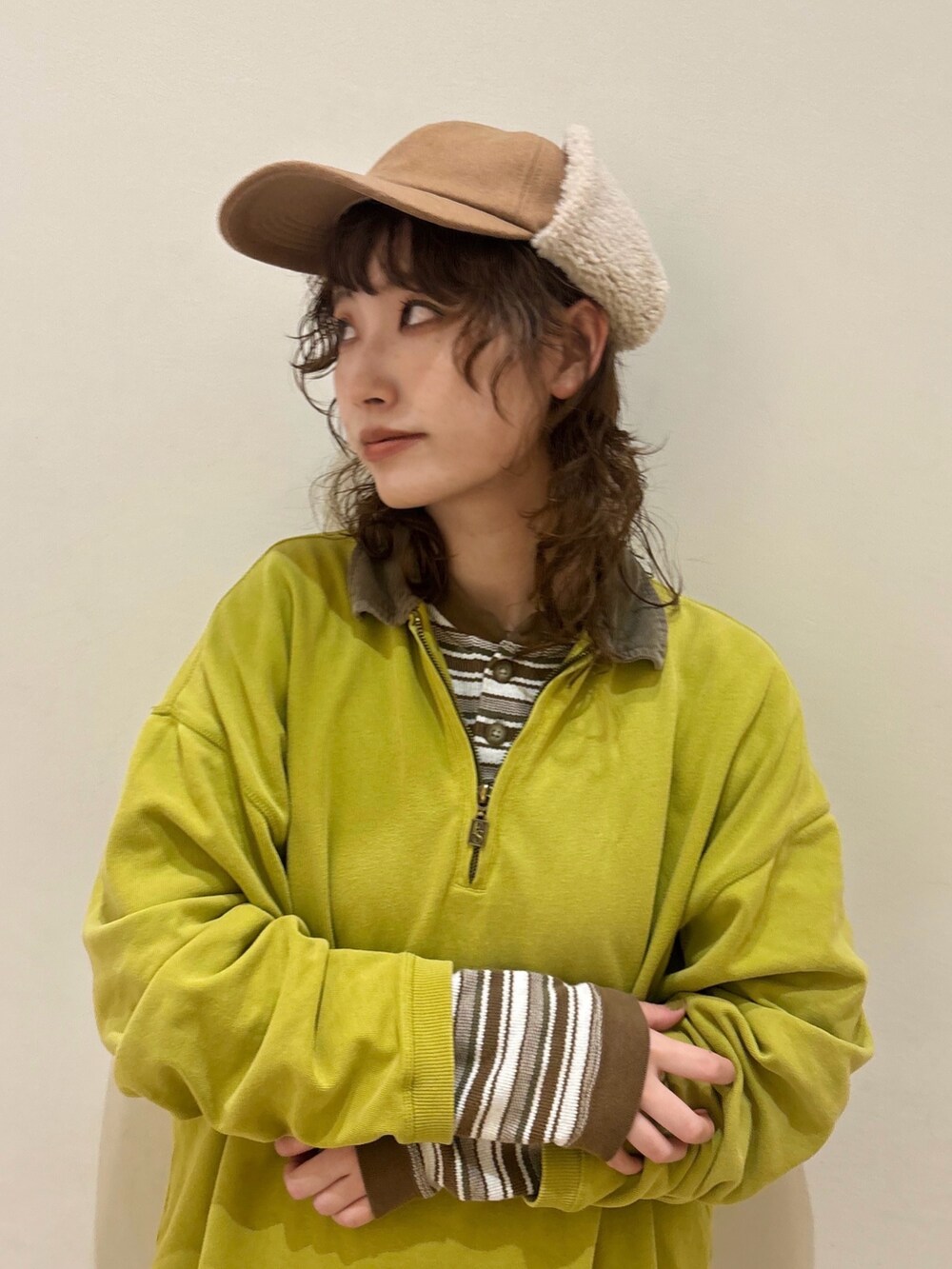パープル系のパンツ、ベージュ系のスニーカー、ブラウン系のTシャツ/カットソーを着用したレディースの秋コーディネートの5枚目の写真