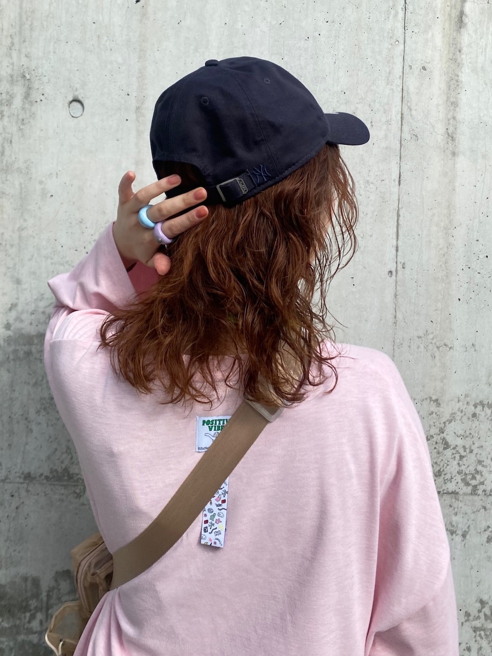 ピンク系のTシャツ/カットソー、ベージュ系のショルダーバッグ、ベージュ系のスカートを着用したレディースの春コーディネートの3枚目の写真