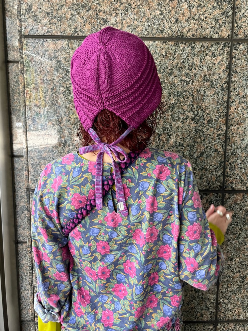 ブルー系のトップス、ブルー系のデニムパンツ、グレー系のスニーカーを着用したレディースの秋コーディネートの4枚目の写真