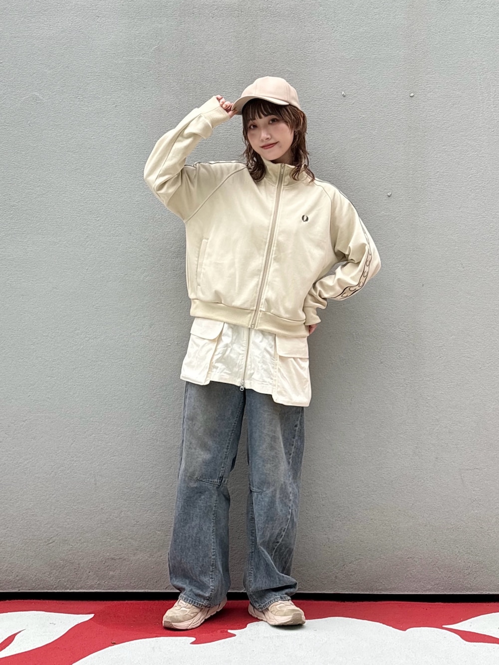 ホワイト系のジャケット/アウター、ホワイト系のスカート、ブルー系のデニムパンツを着用したレディースの夏コーディネートの3枚目の写真