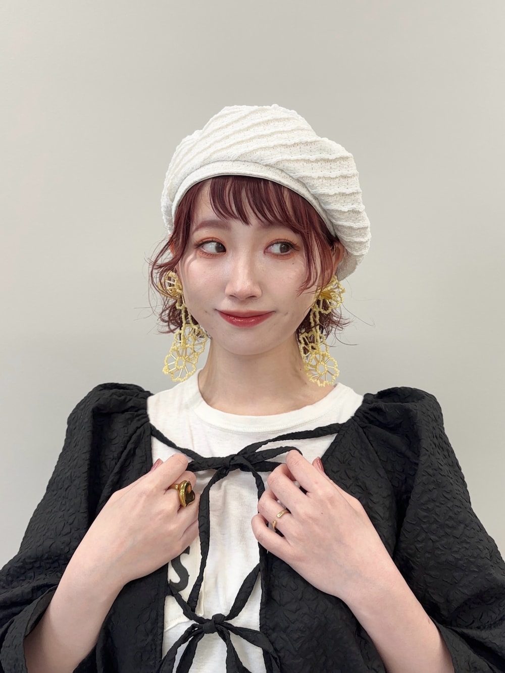 ブラック系のカーディガン/ボレロ、ホワイト系のTシャツ/カットソー、ブラック系のその他パンツを着用したレディースの春コーディネートの3枚目の写真