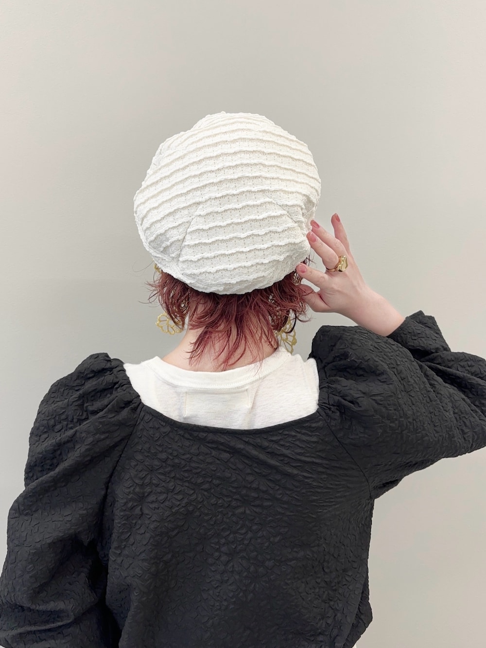 ブラック系のカーディガン/ボレロ、ホワイト系のTシャツ/カットソー、ブラック系のその他パンツを着用したレディースの春コーディネートの4枚目の写真