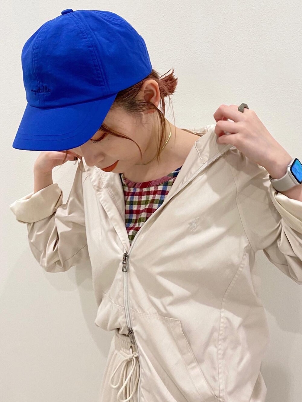 ホワイト系のジャケット/アウター、ホワイト系のスウェットパンツ、グレー系のスニーカーを着用したレディースの夏コーディネートの3枚目の写真