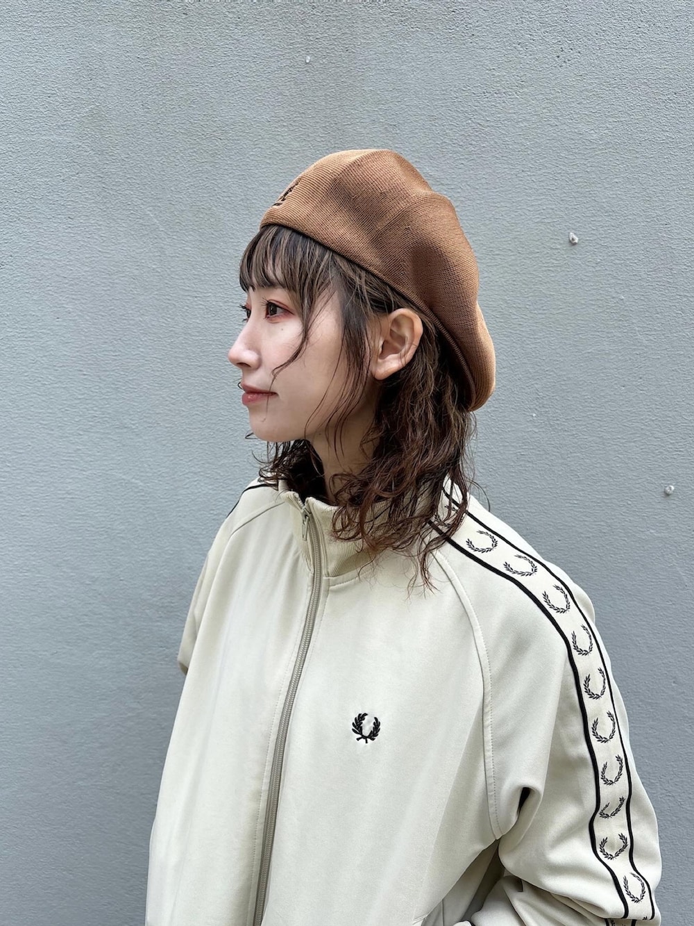 ホワイト系のジャケット/アウター、ブラック系のワンピース、ベージュ系のスニーカーを着用したレディースの春コーディネートの2枚目の写真