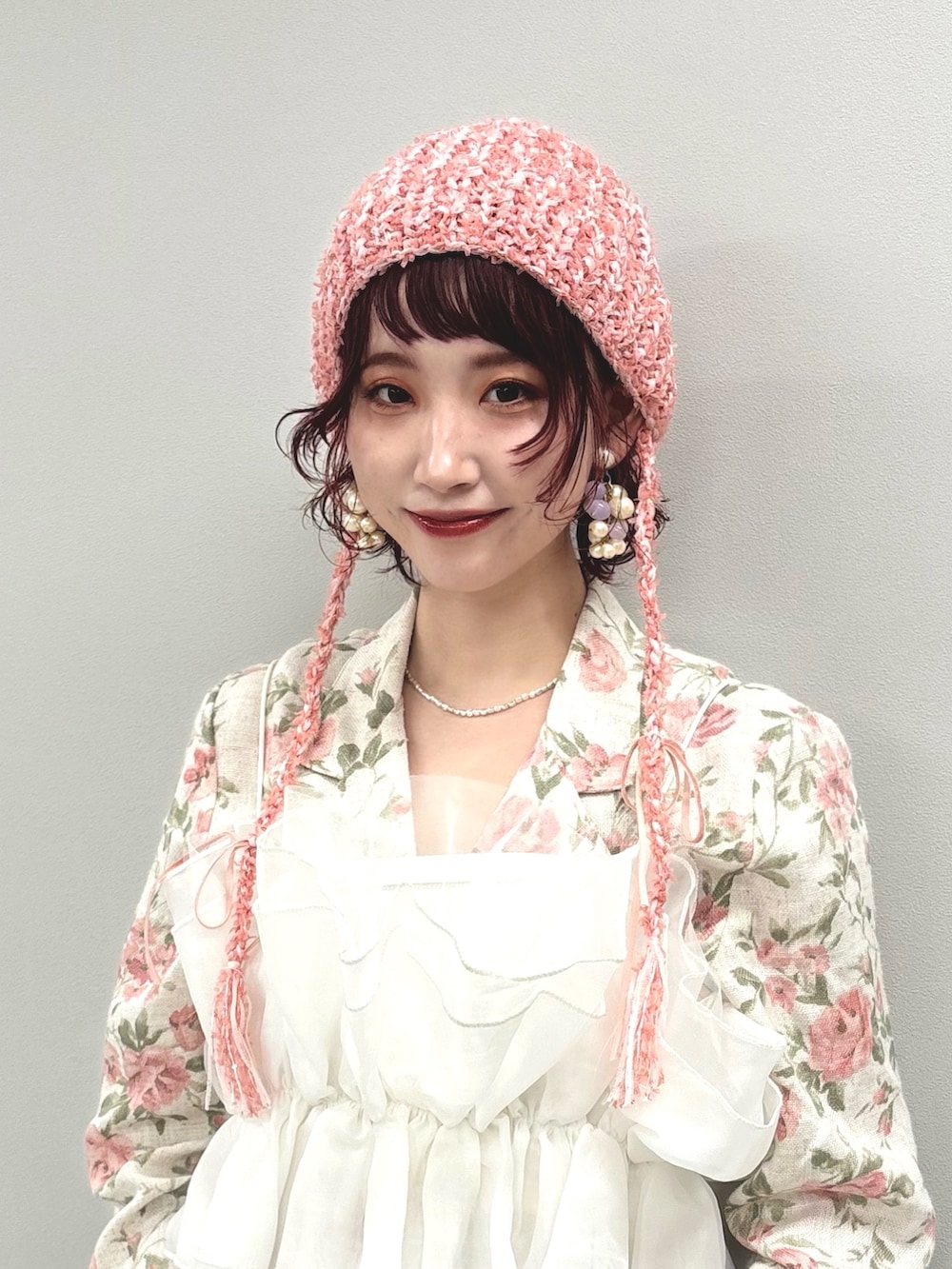 ホワイト系のスカート、レッド系のバレエシューズ、ホワイト系のその他トップスを着用したレディースの春コーディネートの2枚目の写真