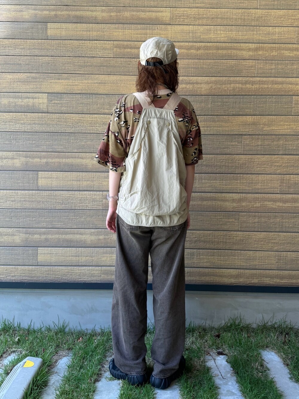 ブラック系のスニーカー、ベージュ系のTシャツ/カットソー、ベージュ系のベストを着用したレディースの夏コーディネートの3枚目の写真