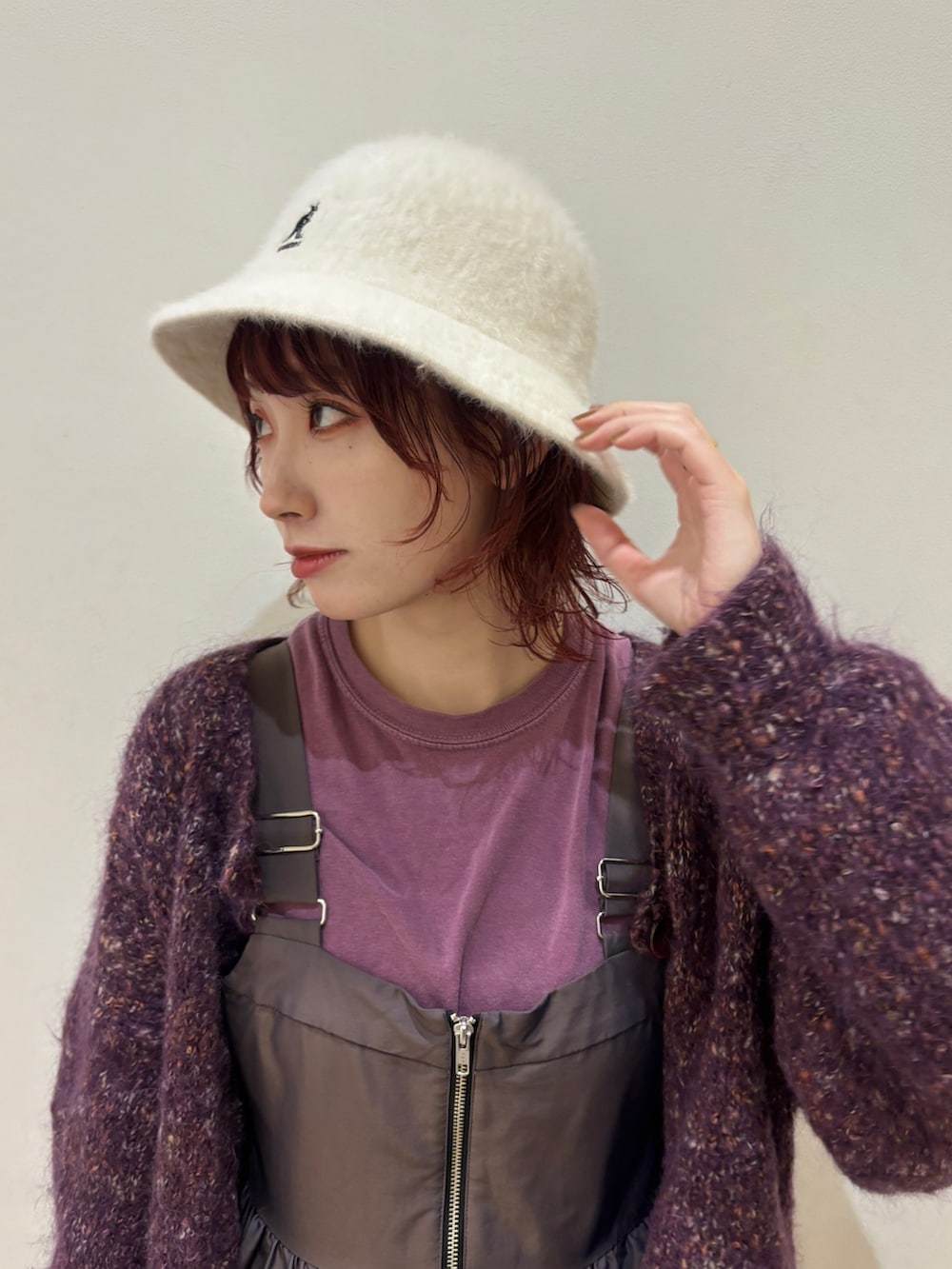 パープル系のトップス、ピンク系のスウェットパンツ、グレー系のスニーカーを着用したレディースの冬コーディネートの3枚目の写真