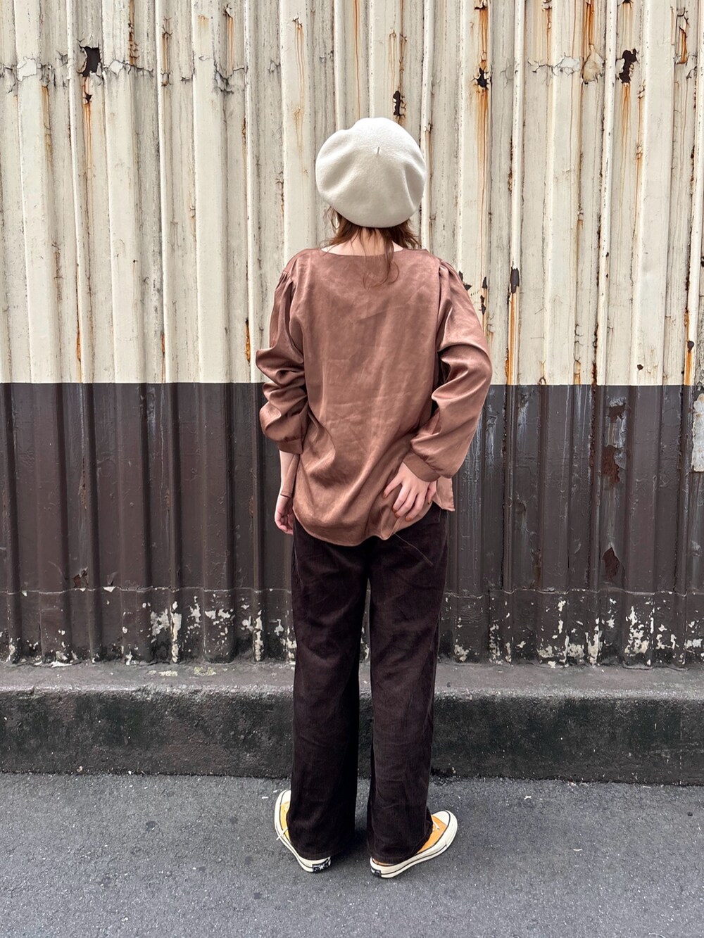 イエロー系のスニーカー、ホワイト系のハンチング/ベレー帽を着用したレディースの秋コーディネートの3枚目の写真