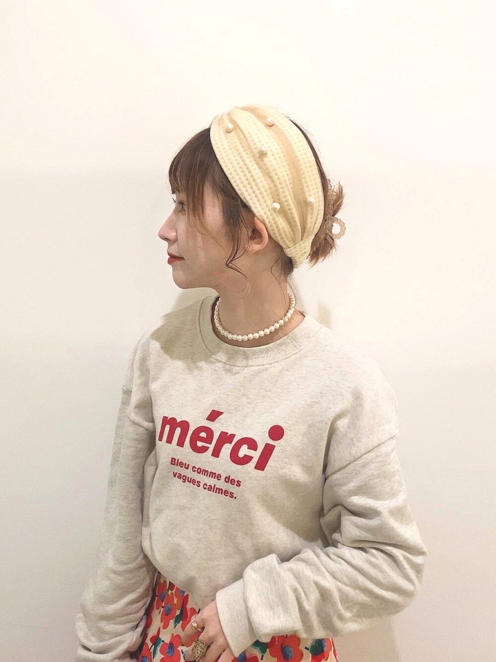 ホワイト系のスウェット、シルバー系のバレエシューズ、ベージュ系のスカートを着用したレディースの冬コーディネートの3枚目の写真