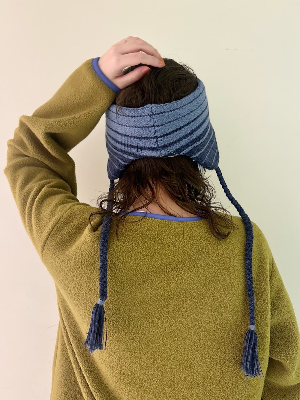 グリーン系のその他トップス、ブラック系のデニムパンツ、グレー系のスニーカーを着用したレディースの秋コーディネートの4枚目の写真