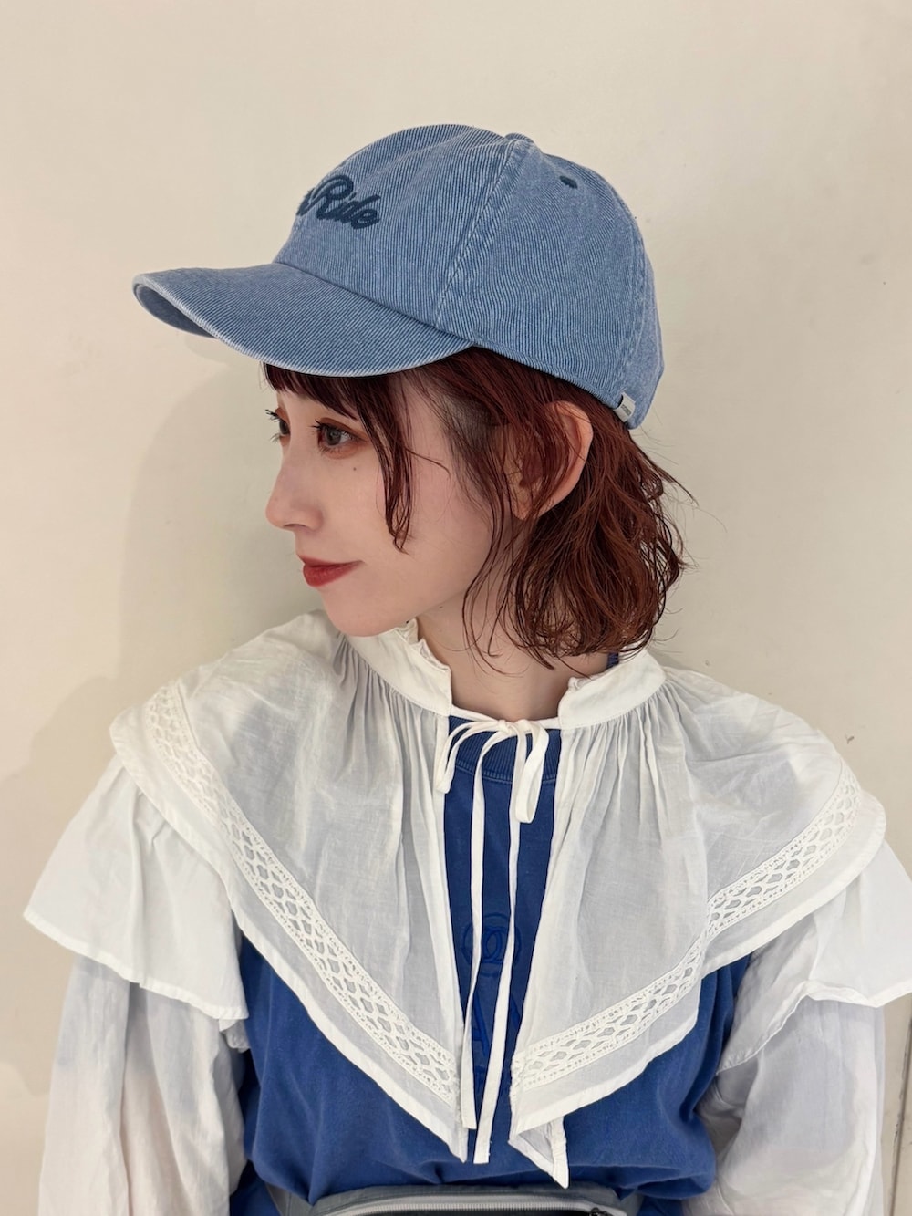 ベージュ系のTシャツ/カットソー、ブルー系のボディバッグ/ウエストポーチ、ベージュ系のスカートを着用したレディースの春コーディネートの2枚目の写真