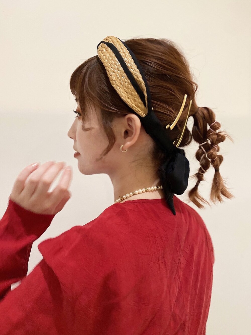 レッド系のシャツ/ブラウス、ブラック系のパンツ、ブラック系のバレエシューズを着用したレディースの夏コーディネートの2枚目の写真