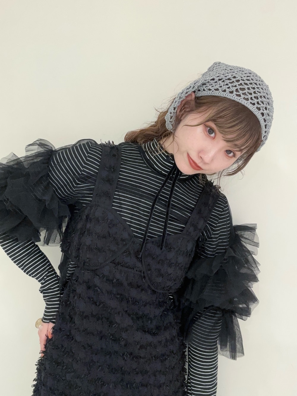 ブラック系のその他トップス、ブラック系のワンピース、ブラック系のTシャツ/カットソーを着用したレディースの春コーディネートの2枚目の写真