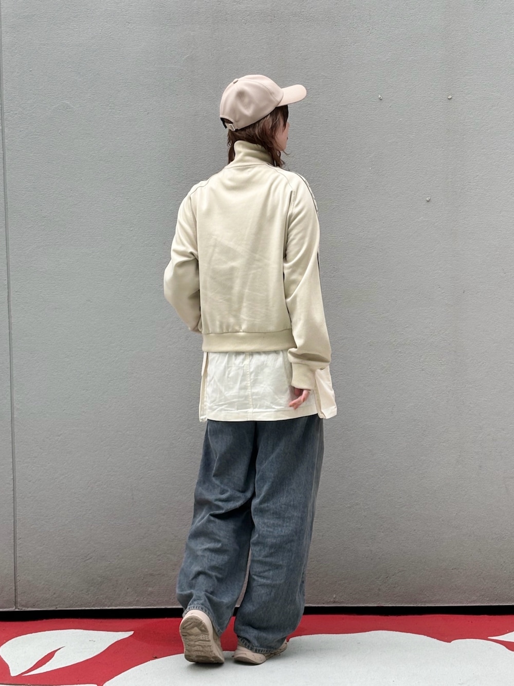 ホワイト系のジャケット/アウター、ホワイト系のスカート、ブルー系のデニムパンツを着用したレディースの夏コーディネートの2枚目の写真