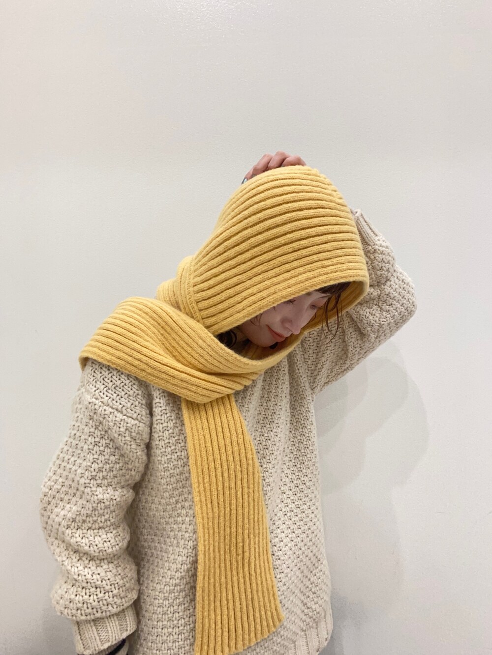 ホワイト系のニット/セーター、ホワイト系のニット/セーター、パープル系のパンツを着用したレディースの冬コーディネートの5枚目の写真
