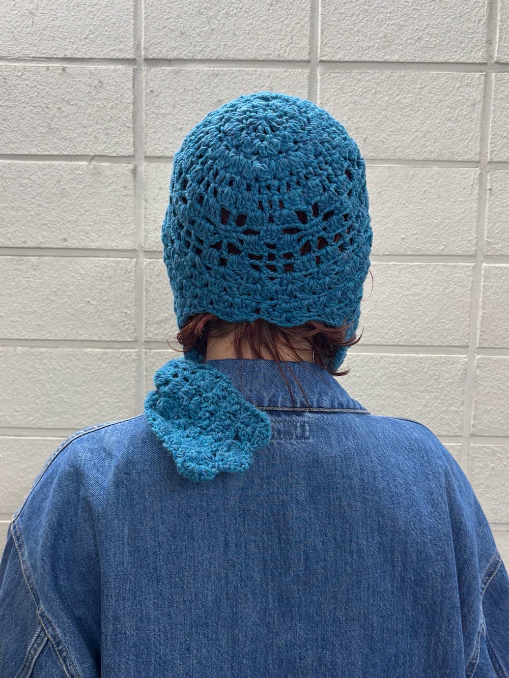 グレー系のTシャツ/カットソー、ホワイト系のワンピース、ブルー系のボディバッグ/ウエストポーチを着用したレディースの春コーディネートの4枚目の写真