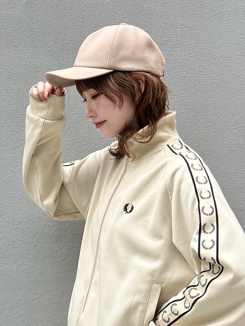 ホワイト系のジャケット/アウター、ホワイト系のスカート、ブルー系のデニムパンツを着用したレディースの夏コーディネートの4枚目の写真