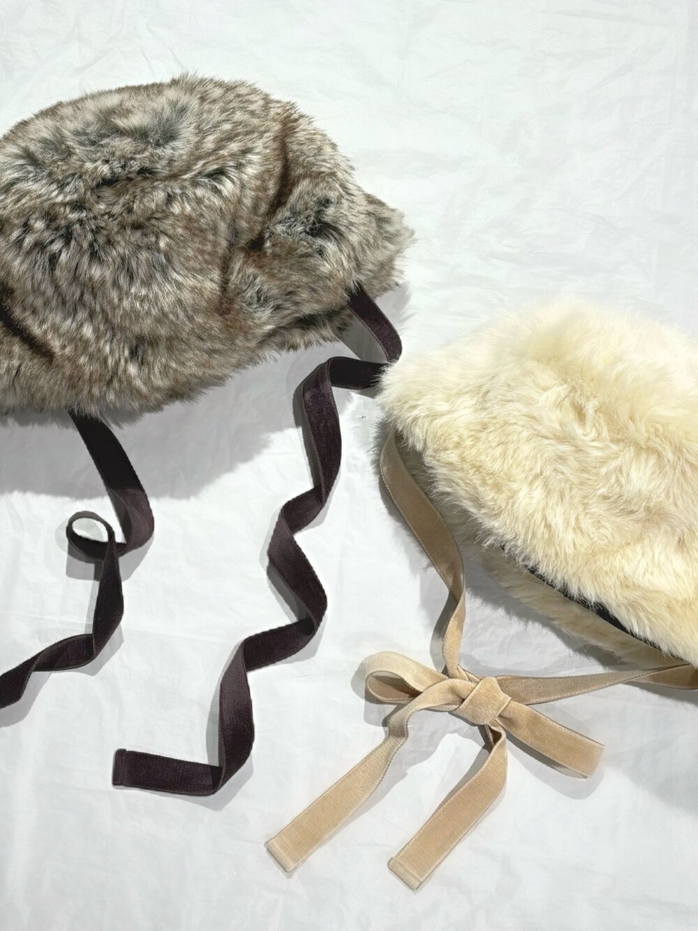 ベージュ系のベスト、イエロー系のTシャツ/カットソー、ブラウン系のデニムスカートを着用したレディースの秋コーディネートの6枚目の写真