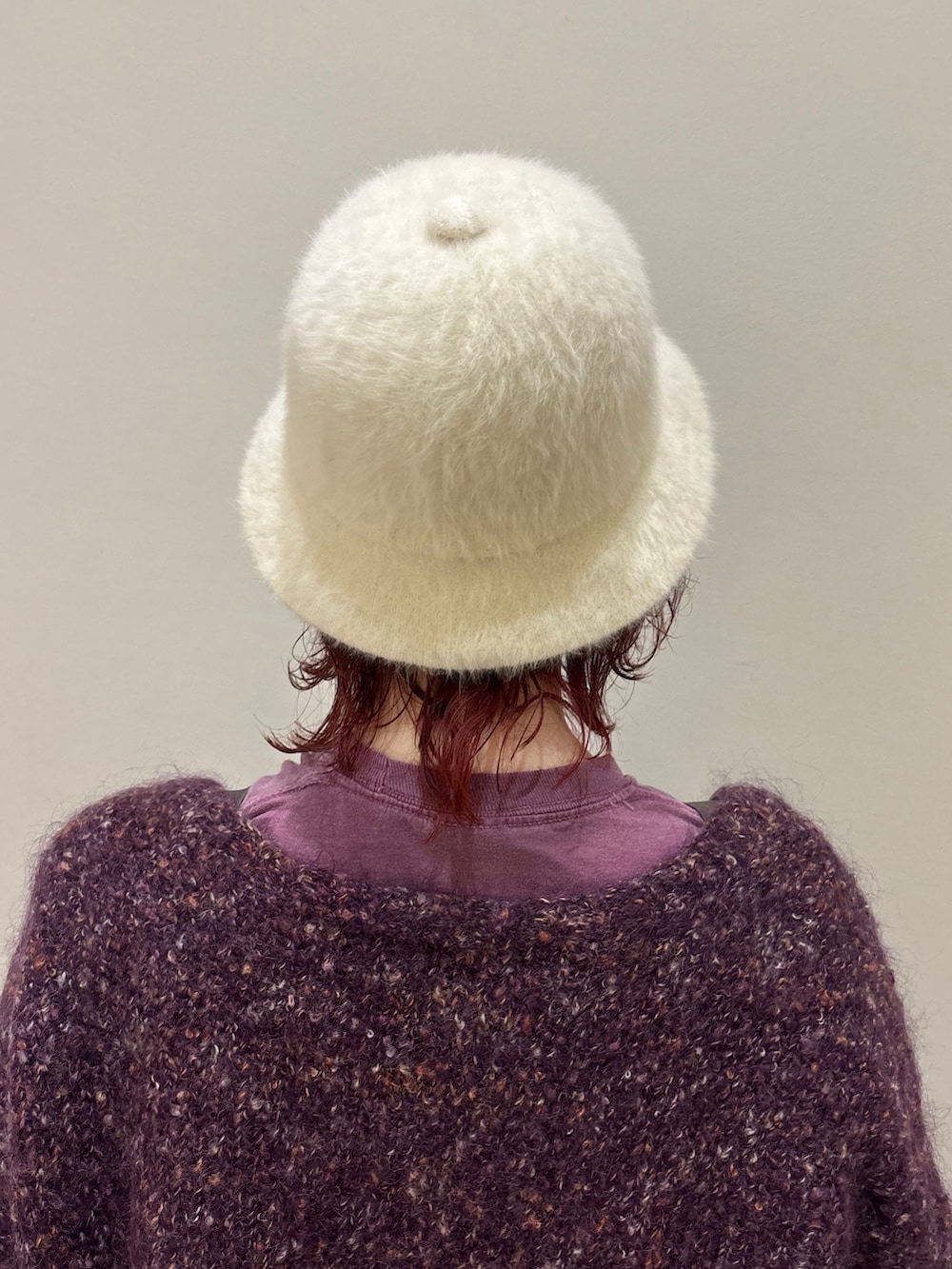 パープル系のトップス、ピンク系のスウェットパンツ、グレー系のスニーカーを着用したレディースの冬コーディネートの4枚目の写真