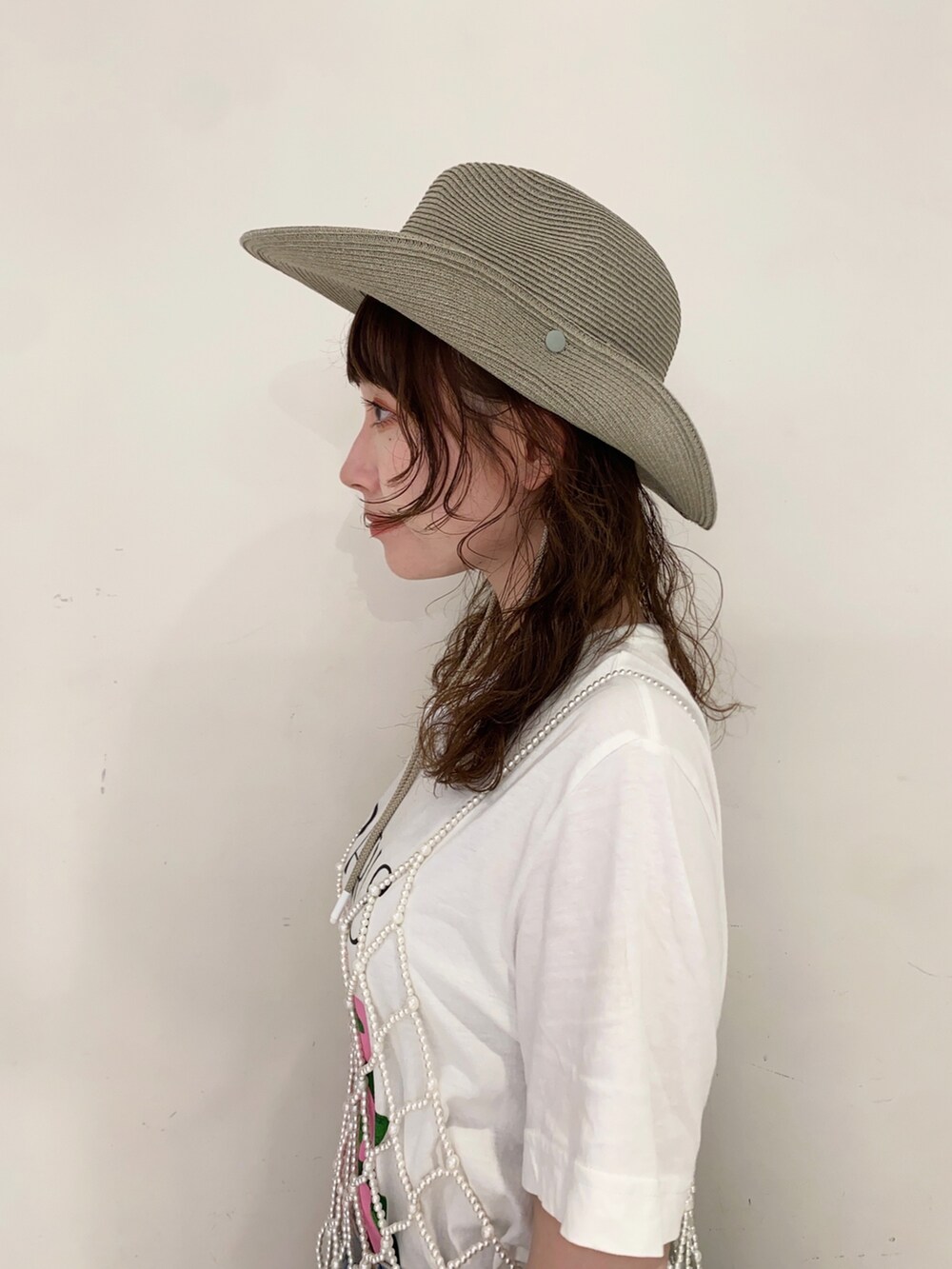 ホワイト系のTシャツ/カットソー、ピンク系のワンピース、ブルー系のデニムパンツを着用したレディースの夏コーディネートの2枚目の写真