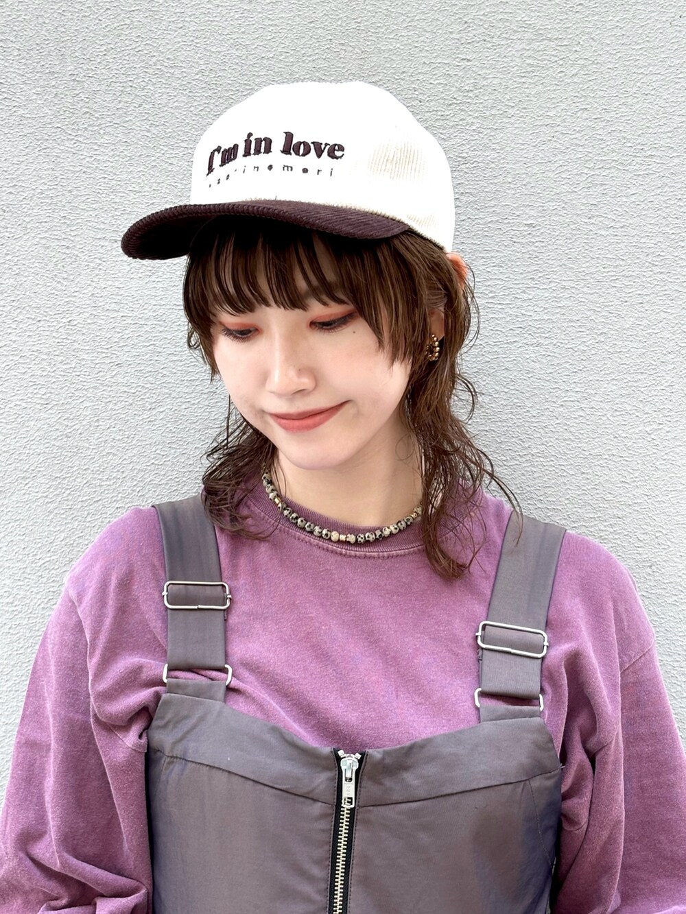 レッド系のTシャツ/カットソー、ベージュ系のTシャツ/カットソー、ブラウン系のデニムパンツを着用したレディースの夏コーディネートの2枚目の写真