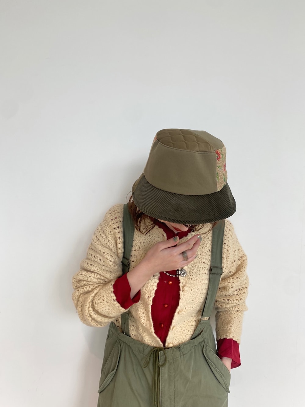 ベージュ系のオールインワン・サロペット、ベージュ系のニット/セーター、ブラック系のサンダルを着用したレディースの秋コーディネートの4枚目の写真