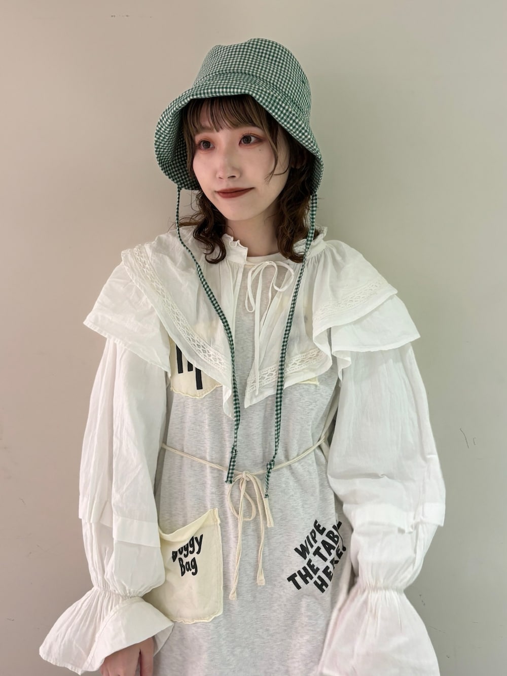 ホワイト系のシャツ/ブラウス、ホワイト系のTシャツ/カットソー、ブラウン系のパンツを着用したレディースの春コーディネートの5枚目の写真