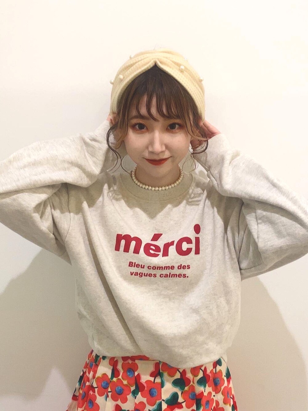 ホワイト系のスウェット、シルバー系のバレエシューズ、ベージュ系のスカートを着用したレディースの冬コーディネートの2枚目の写真