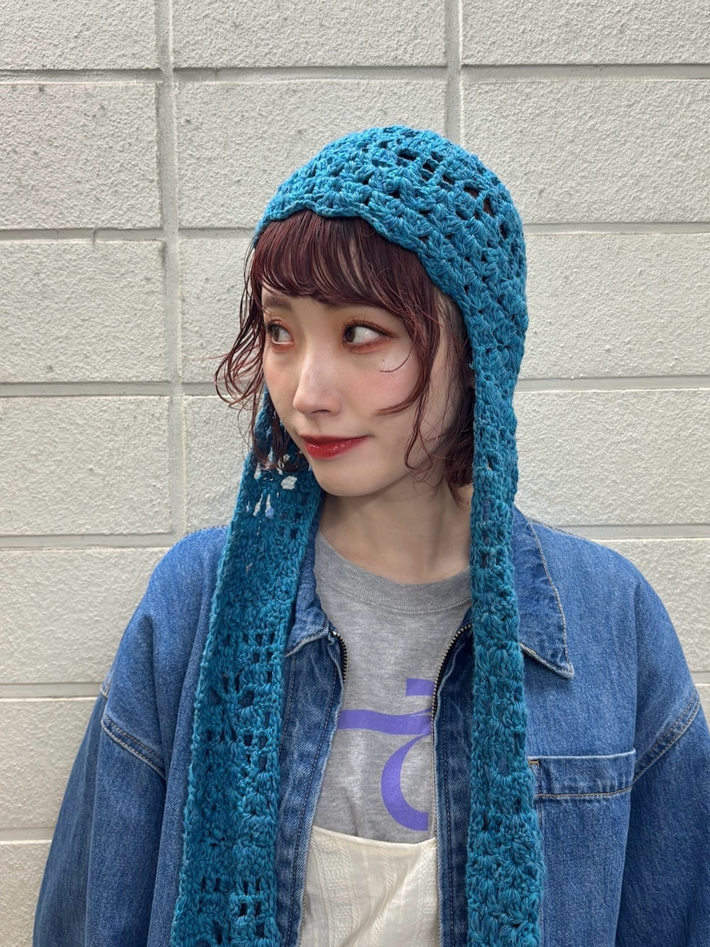 グレー系のTシャツ/カットソー、ホワイト系のワンピース、ブルー系のボディバッグ/ウエストポーチを着用したレディースの春コーディネートの2枚目の写真